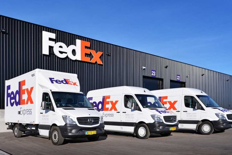 Американская почтовая служба FedEx начала доставлять посылки на беспилотных грузовиках