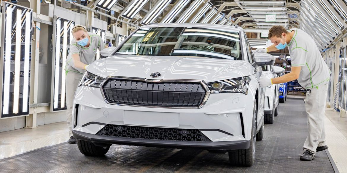 Skoda приостановила производство новых автомобилей из-за дефицита чипов