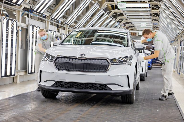 Skoda приостановила производство новых автомобилей из-за дефицита чипов