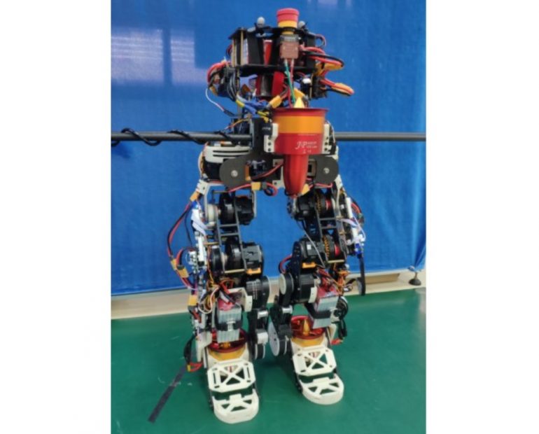 Китайцы разработали летающего робота-гуманоида. Видео