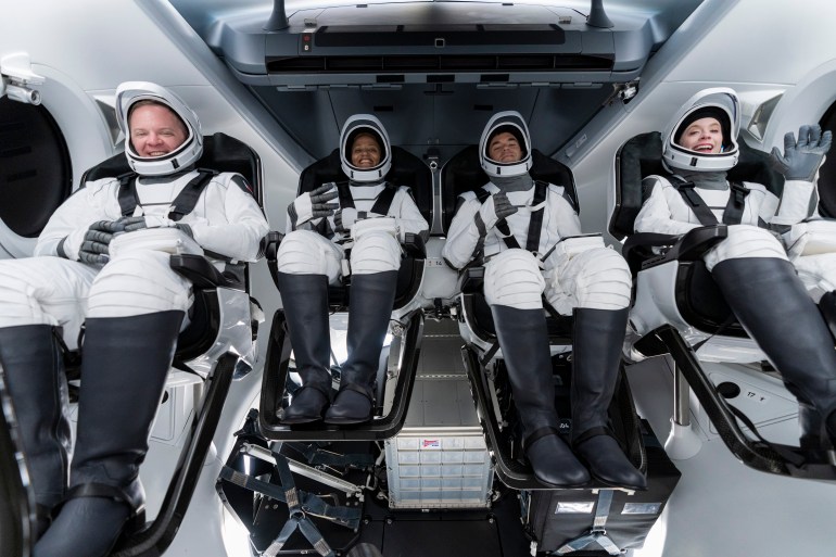 Завтра SpaceX запустит первую гражданскую космическую миссию Inspiration4