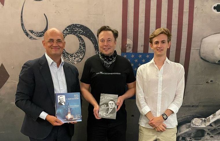 Внук и правнук Сергея Королева встретились с Илоном Маском на базе SpaceX