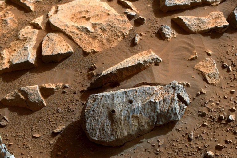 У зібранмому Perseverance марсіанському ґрунті виявлено сліди води