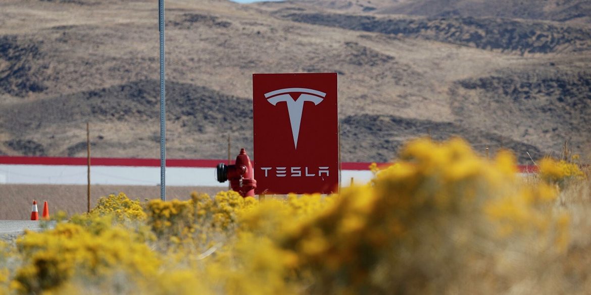 Суд обязал Tesla выплатить бывшему работнику фабрики компании $137 млн