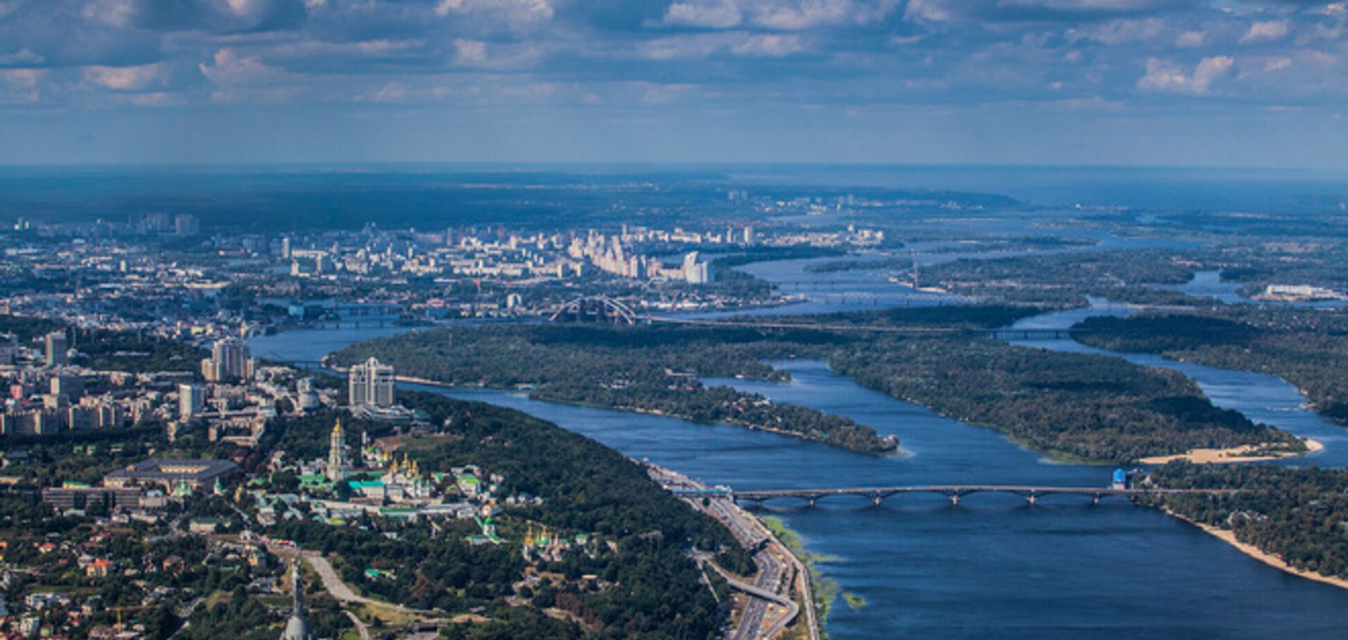 Астронавт МКС сделал необычные фото Киева и реки Днепр