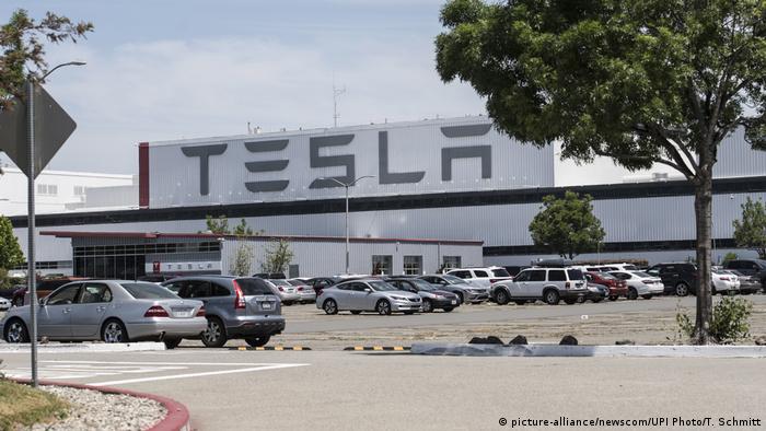 Капитализация Tesla превысила $900 млрд. Компания Илона Маска стоит дороже всех своих конкурентов вместе взятых