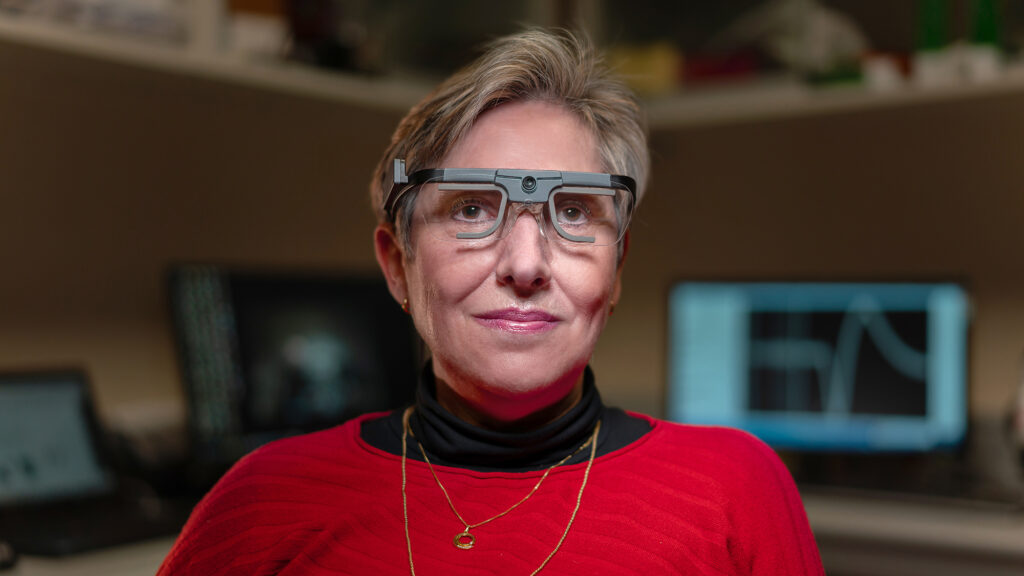 Американские ученые с помощью мозгового импланта вернули слепой женщине способность видеть