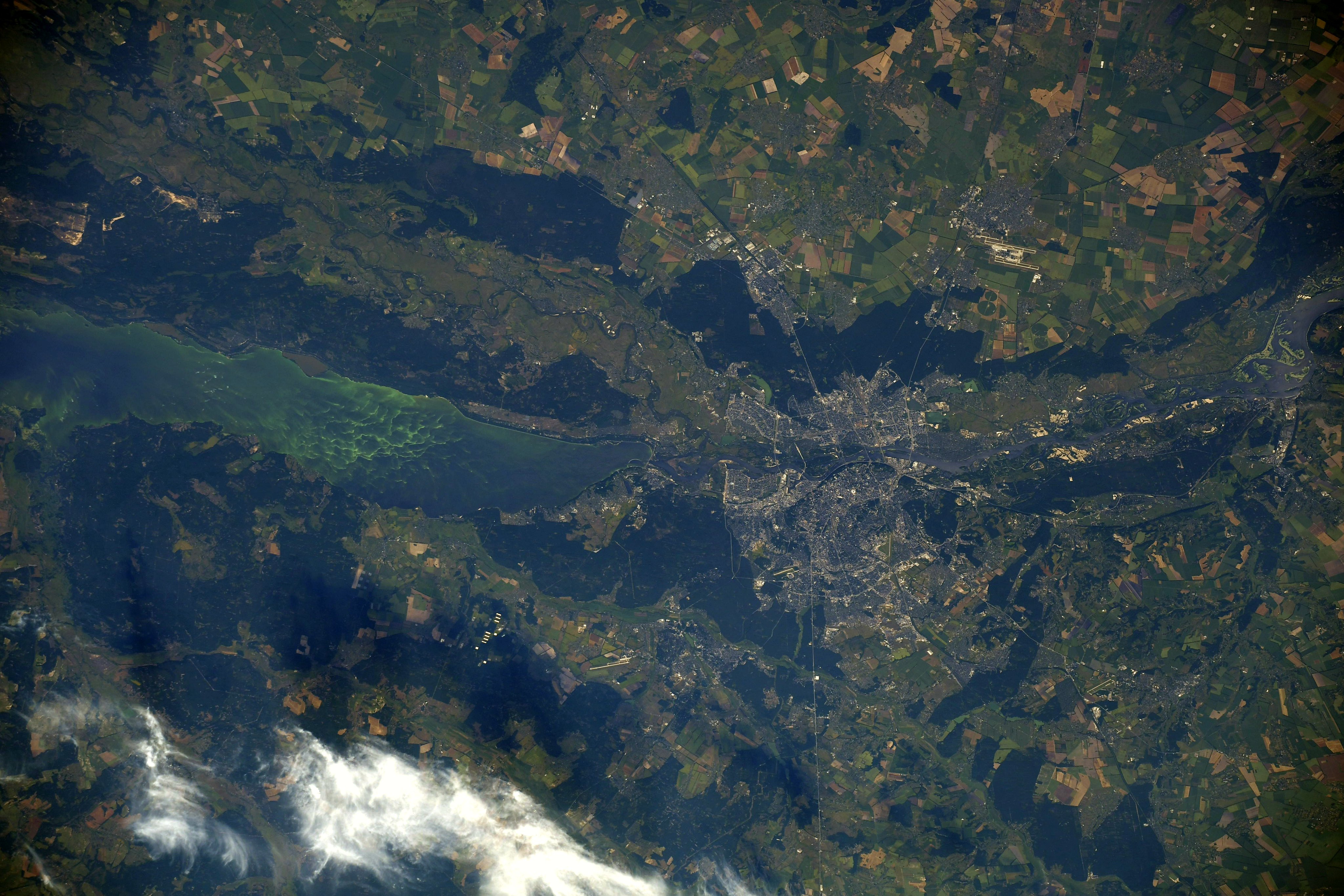 Астронавт МКС сделал необычные фото Киева и реки Днепр