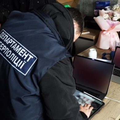 Кіберполіція затримала українського хакера, який завдав збитків на $150 млн більше 100 іноземним компаніям