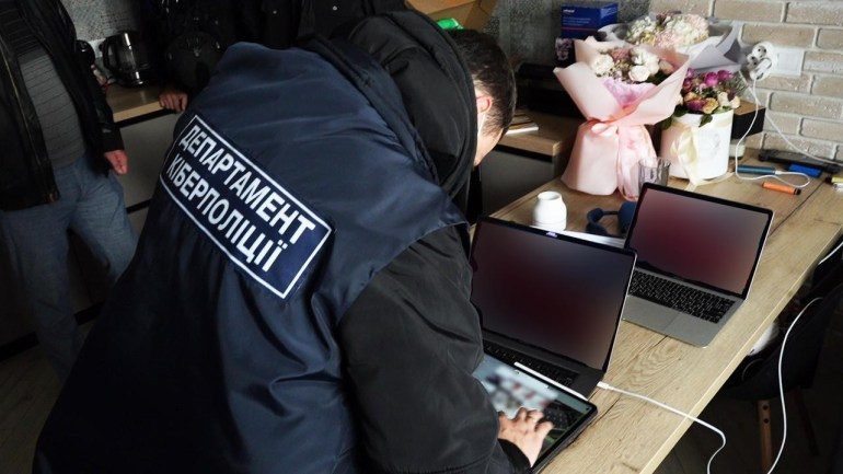 Кіберполіція затримала українського хакера, який завдав збитків на $150 млн більше 100 іноземним компаніям