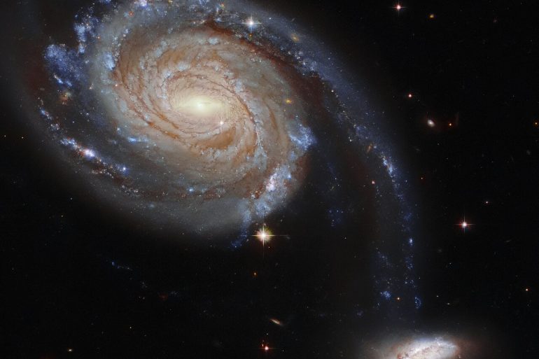 Hubble сфотографировал гравитационную борьбу двух галактик