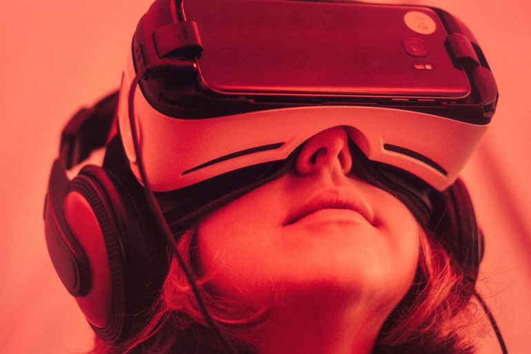 США разрешили лечение «ленивого глаза» с помощью VR