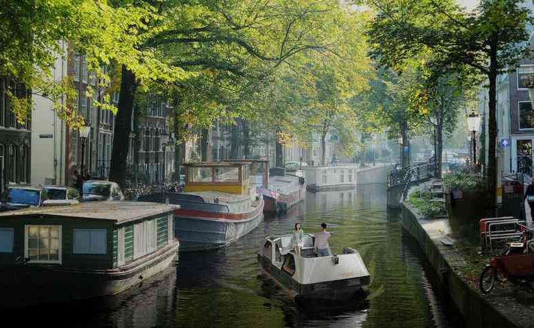 По каналам Амстердама начали курсировать беспилотные лодки Roboat