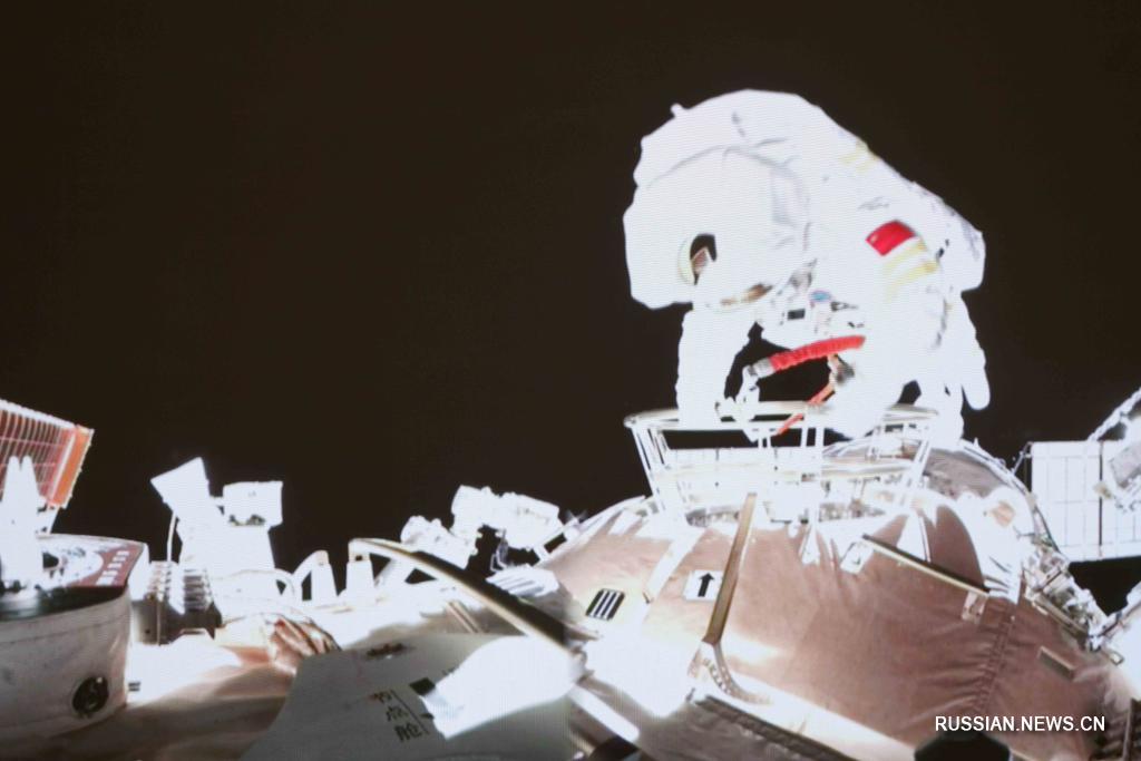 Китайские астронавты миссии Шэньчжоу-13 вышли в открытый космос. Видео