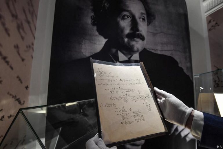 В Париже продали рукопись Эйнштейна с теорией относительности за 11,6 млн евро