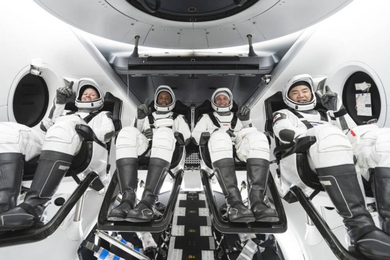 Корабель Crew Dragon із чотирма астронавтами повернувся на Землю