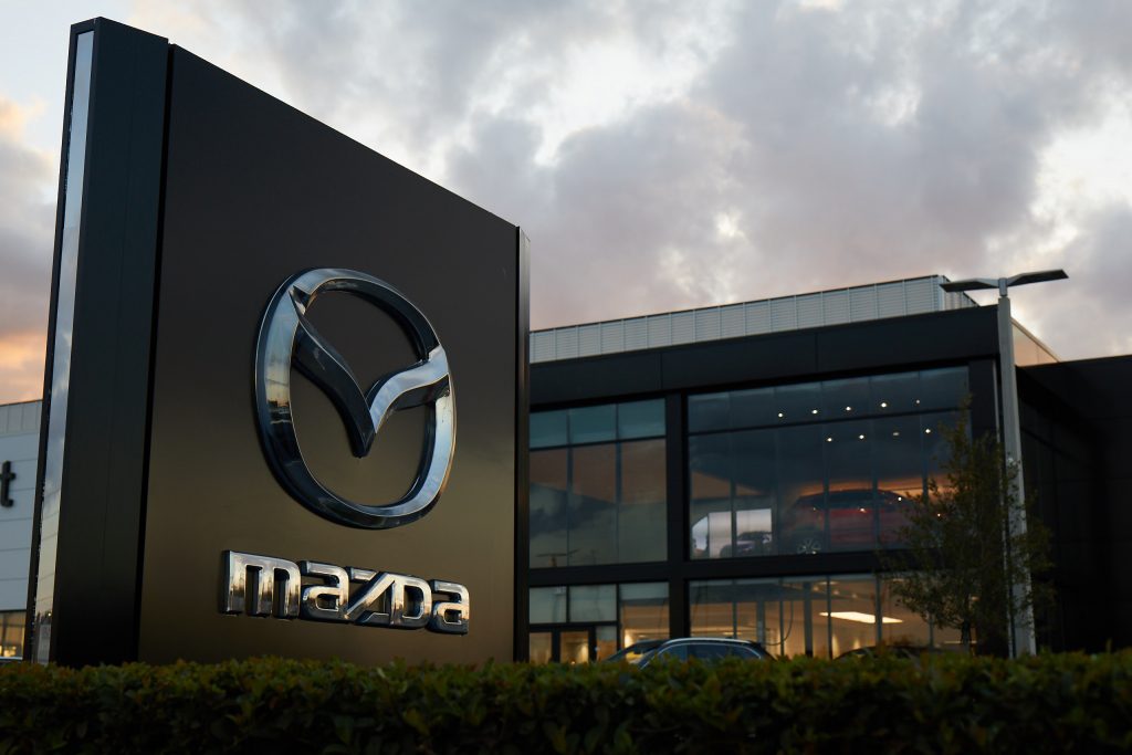 Mazda у 2022 році випустить автомобіль, здатний брати керування на себе, якщо водій заснув або знепритомнів