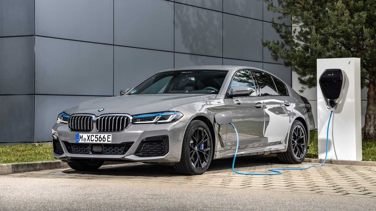 Электрокары BMW будут ездить на энергии из навоза