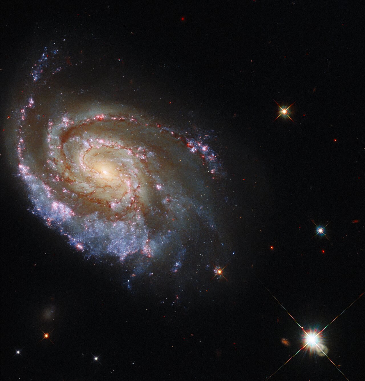Hubble сфотографировал галактику, похожую на космический фейерверк