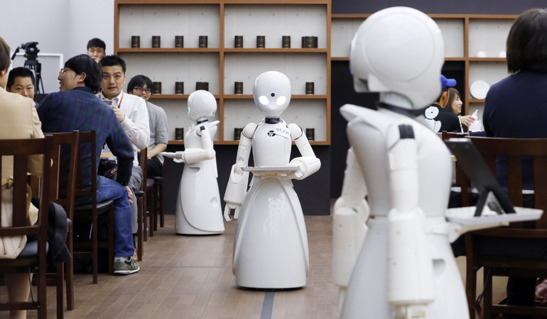 У Токіо відкрили кафе, в якому весь персонал складається з роботів
