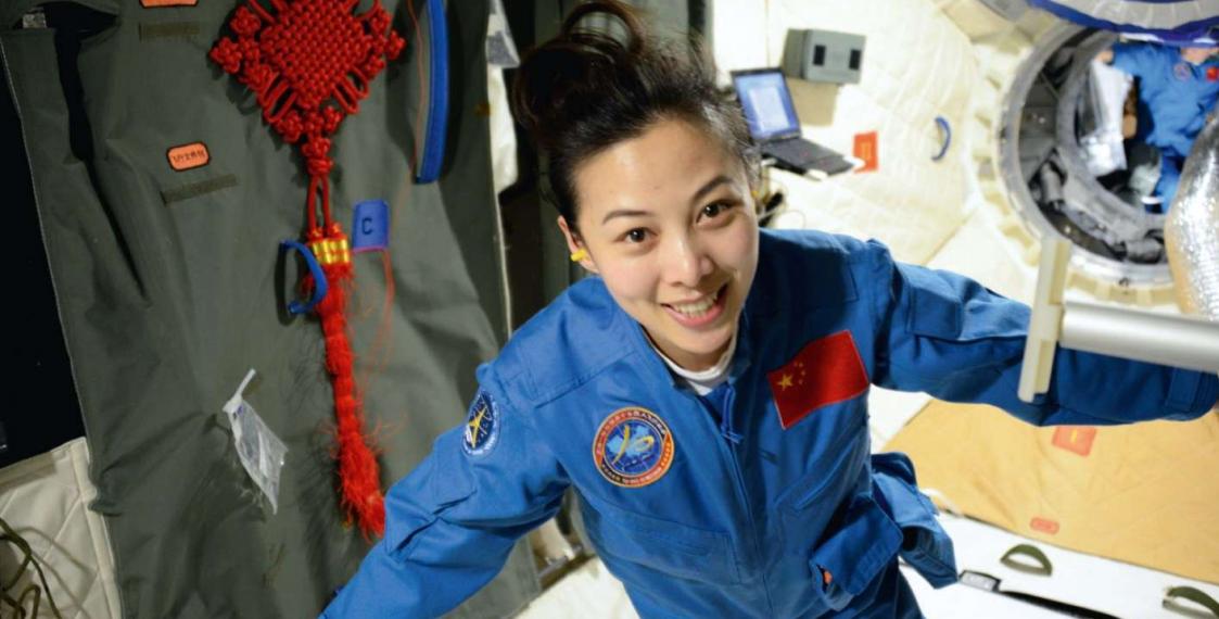 Китайская астронавтка показала, как выглядит Земли с борта космической станции «Тяньгун»