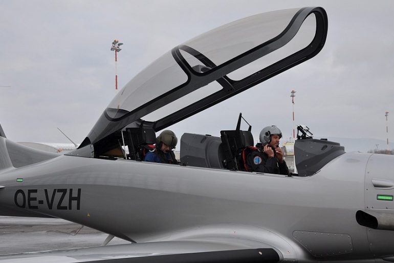 В Австрии прошли испытания новейшего учебного самолета с украинским двигателем