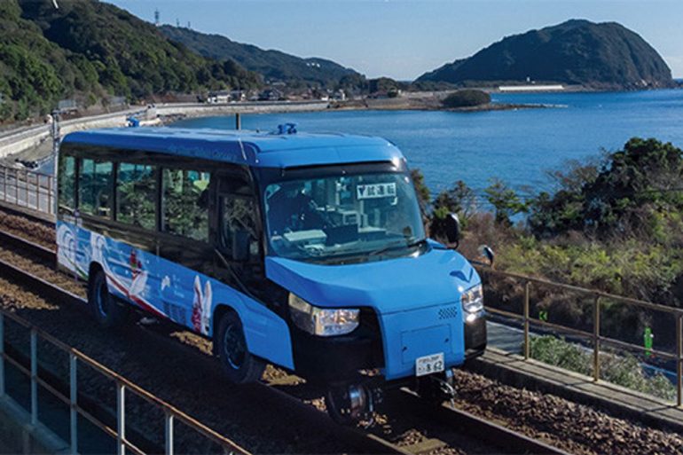 Японія почала експлуатацію першого у світі гібриду автобуса та поїзда