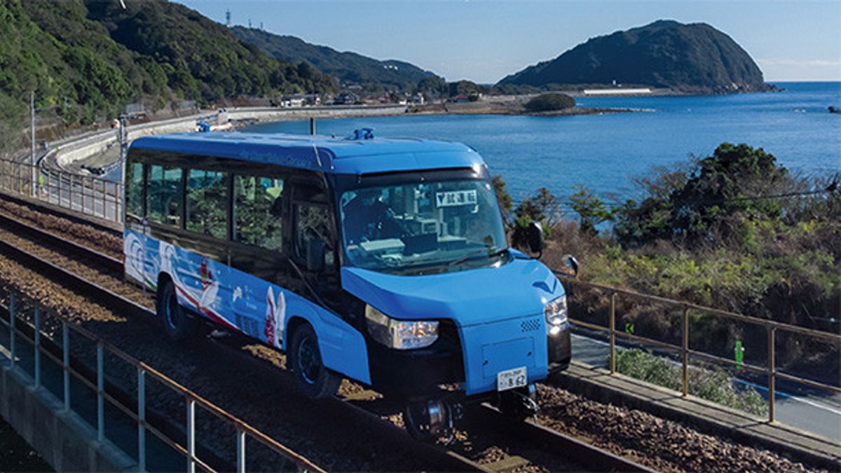 Японія почала експлуатацію першого у світі гібриду автобуса та поїзда