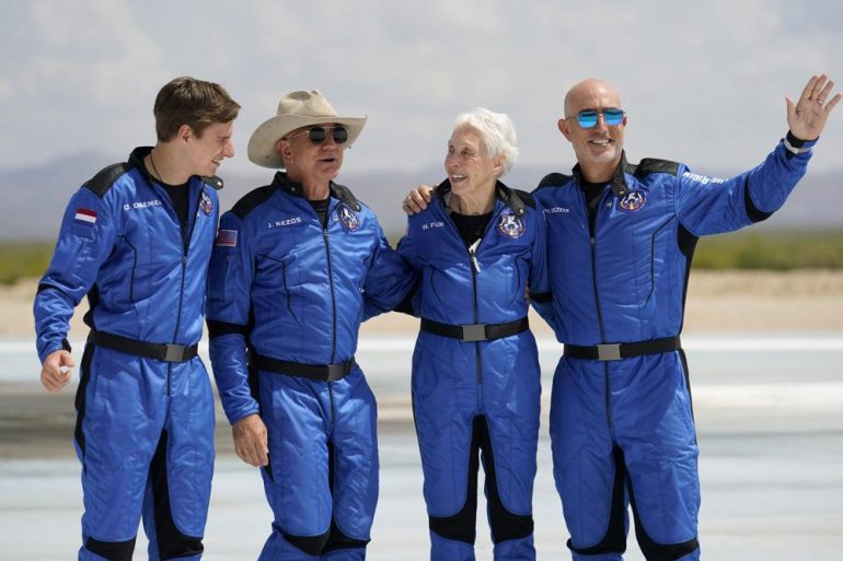 У США більше не нагороджуватимуть космічних туристів «Крилами астронавтів». Безос та Бренсон стали останніми володарями значка