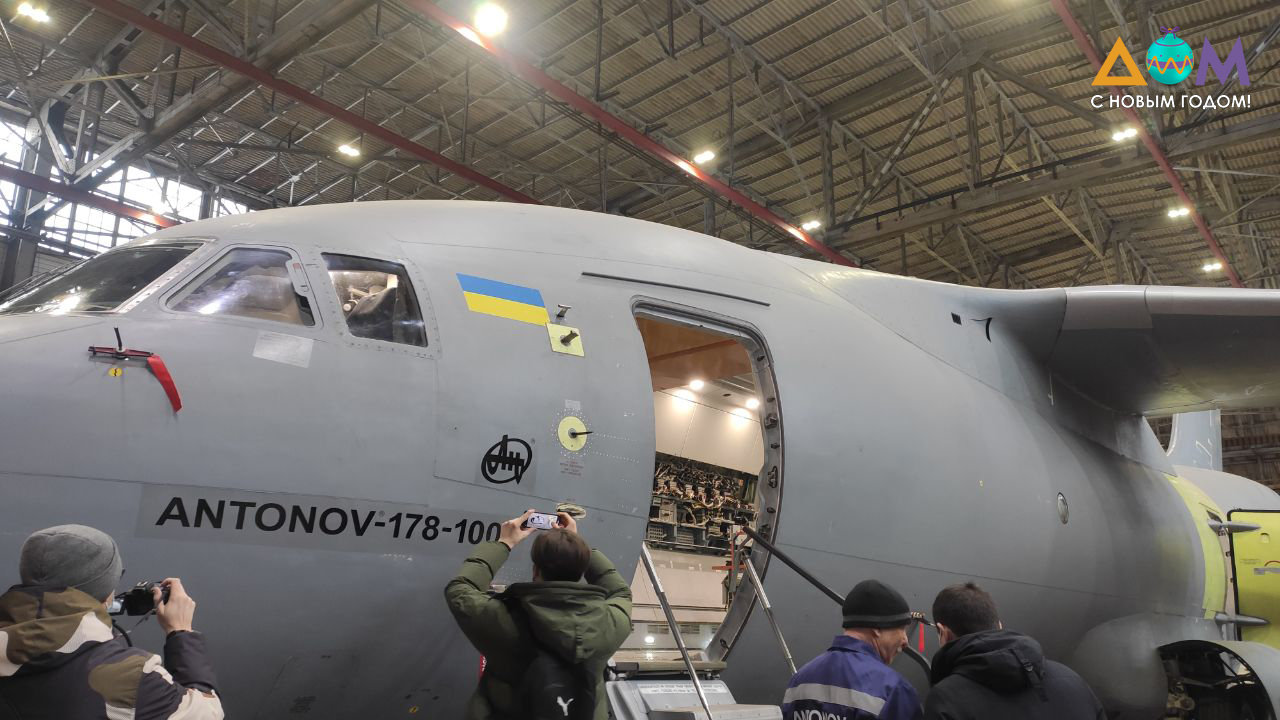 «Антонов» представил первый серийный самолет Ан-178 для ВСУ