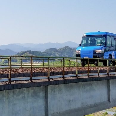 В Японии начнут ездить гибриды автобуса и поезда. Как они выглядят