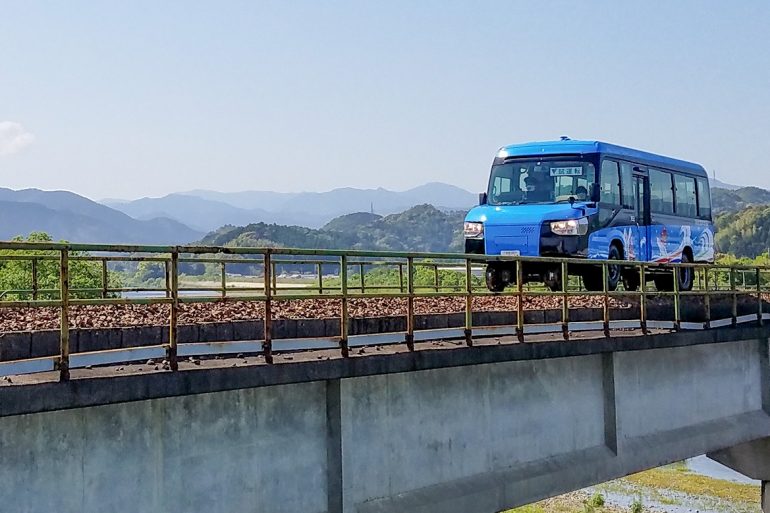 У Японії почнуть їздити гібриди автобуса та поїзда. Як вони виглядають