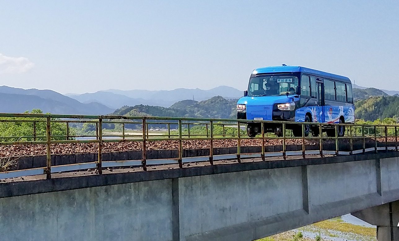 В Японии начнут ездить гибриды автобуса и поезда. Как они выглядят