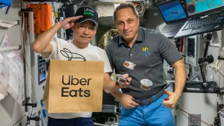 Uber Eats здійснила першу доставку їжі у космос
