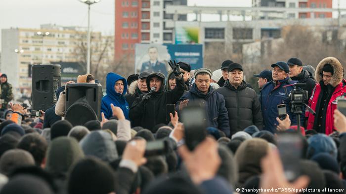 У Казахстані відключили інтернет та ввели режим НС через протести