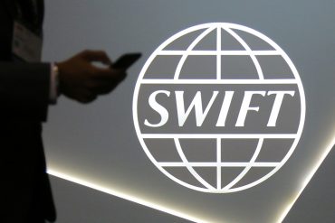 В случае отключения от SWIFT, Россия перейдет на «очень перспективный юань», - Медведев