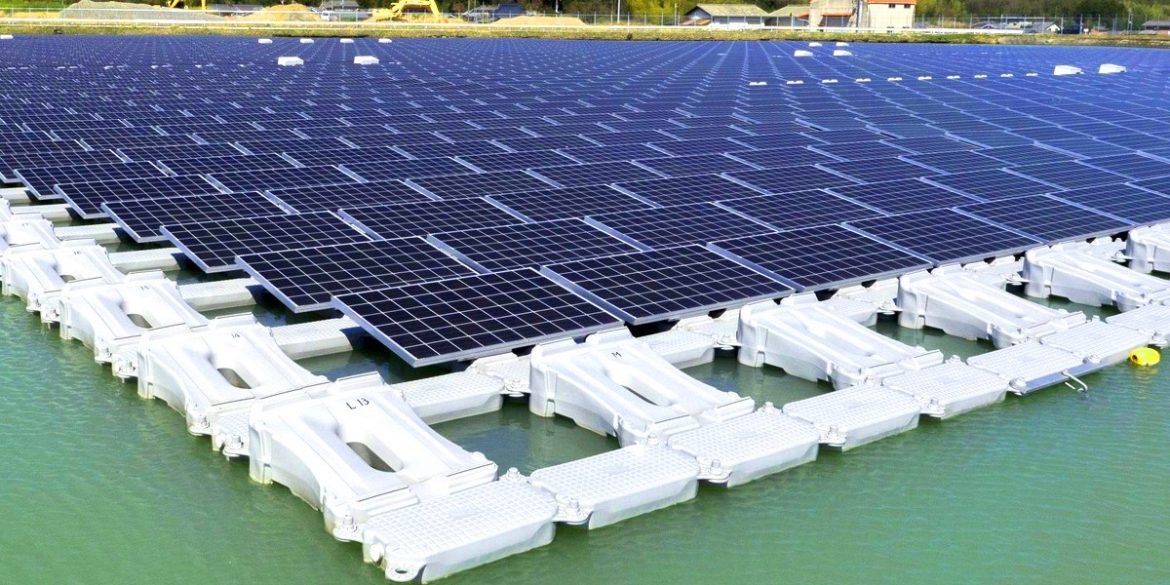 В Китае построили самую большую в мире плавучую солнечную станцию