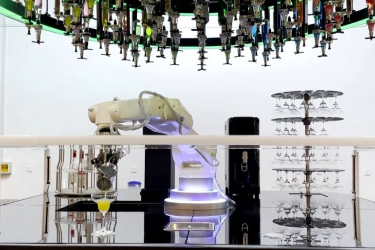 На Олімпійських іграх у Пекіні коктейлі робитиме робот-бармен