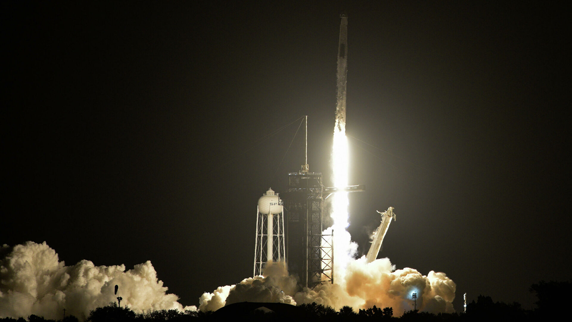 SpaceX запустила ракету с итальянским спутником с пятой попытки