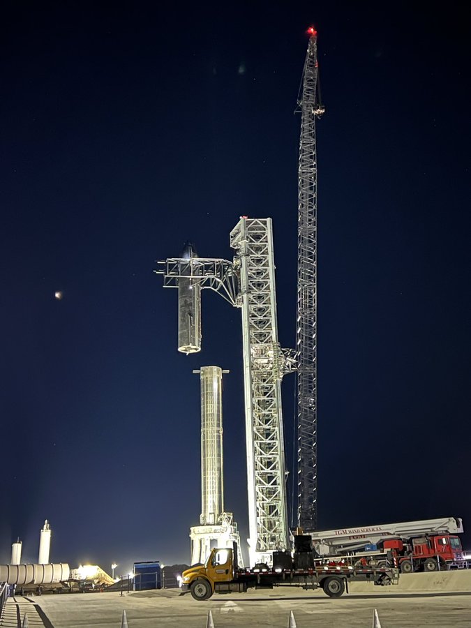 Илон Маск показал сборку крупнейшей ракеты в истории с помощью Mechazilla