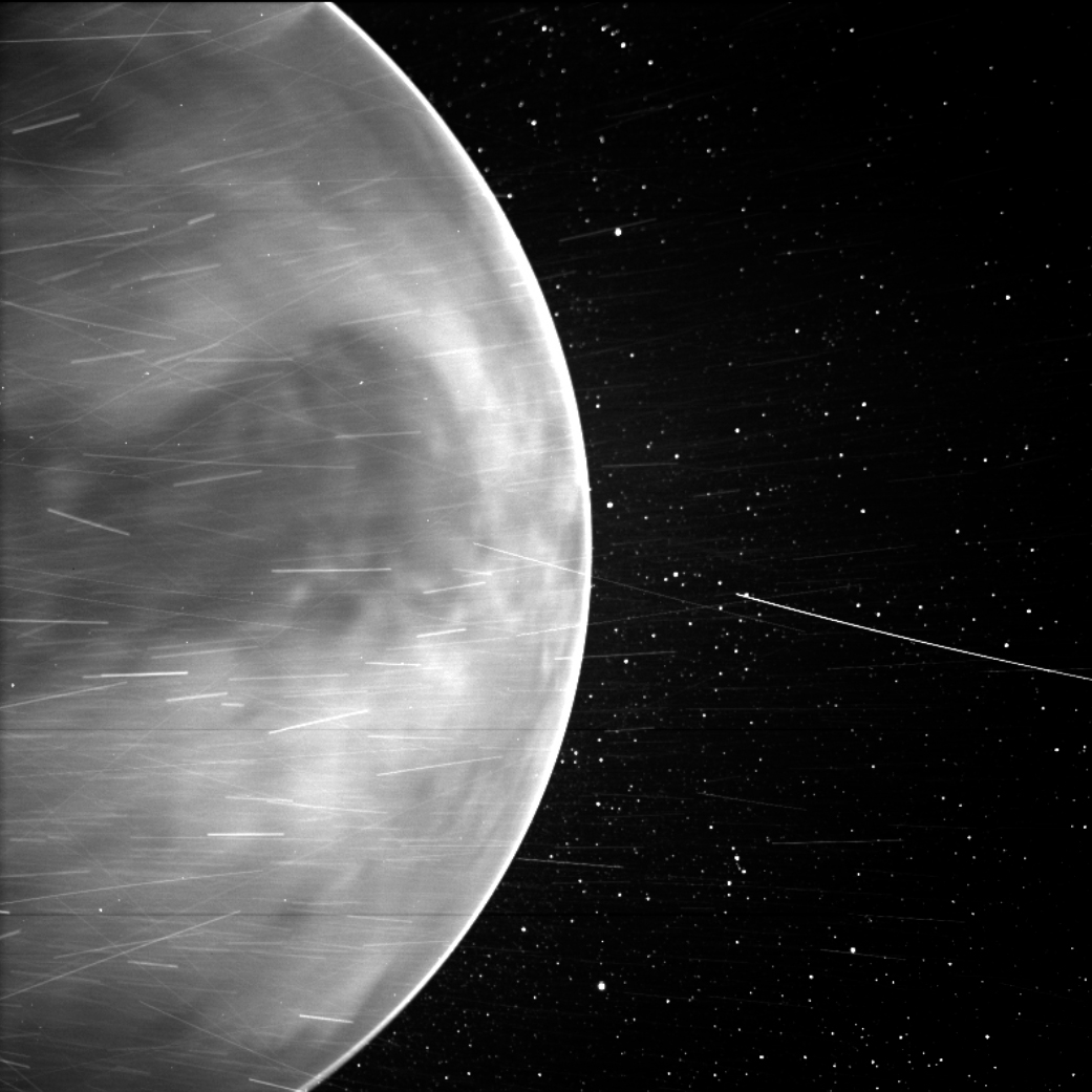 NASA показала уникальные фото поверхности Венеры