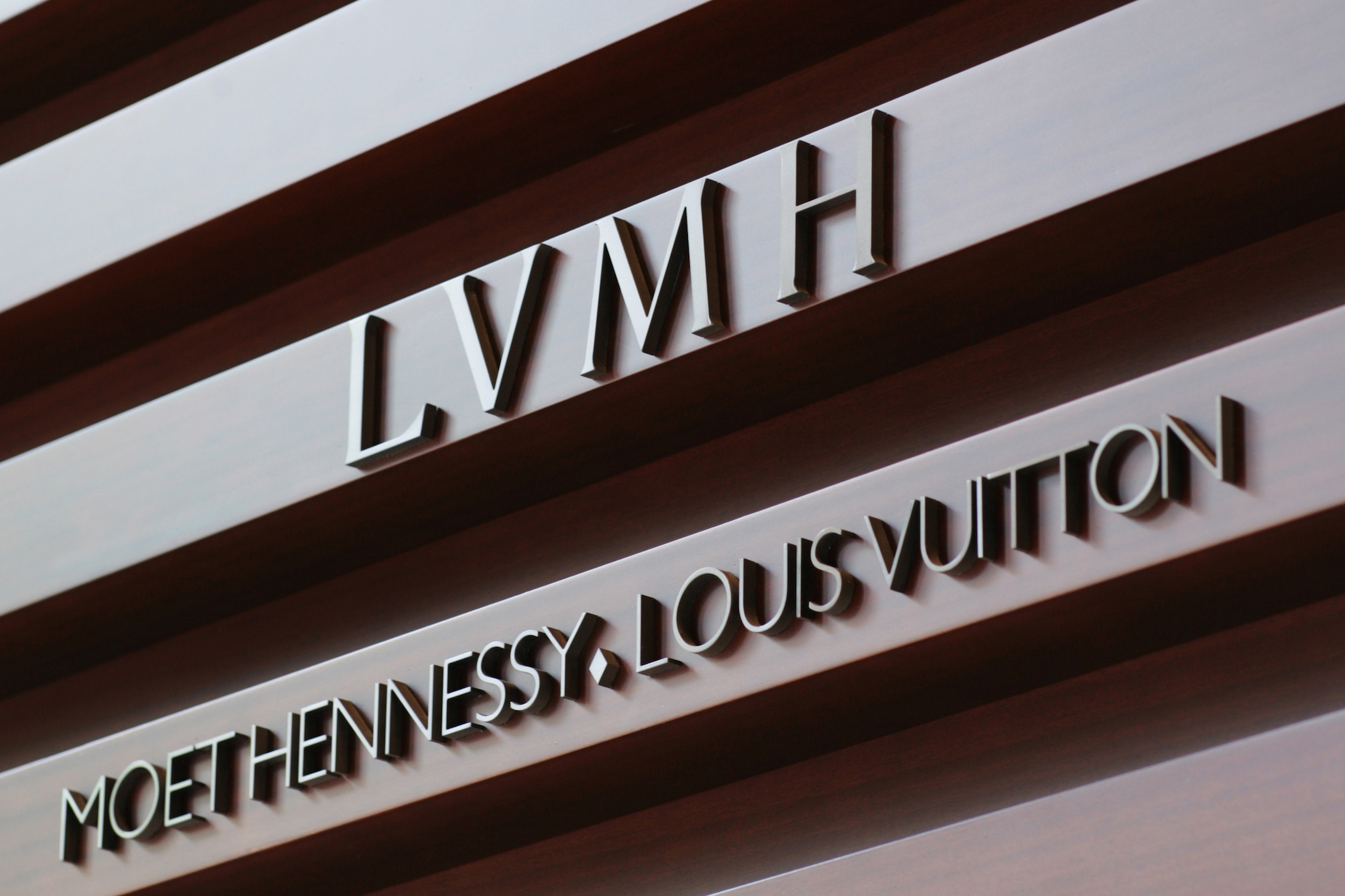 Бренд роскоши LVMH передаст Украине 5 млн евро гуманитарной помощи