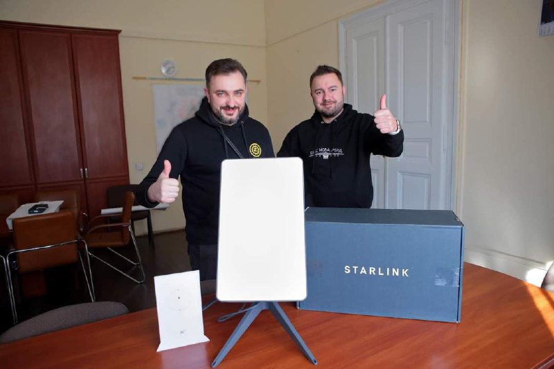 На Львівщину доставили перший перший термінал для інтернету Ілона Маска - Starlink