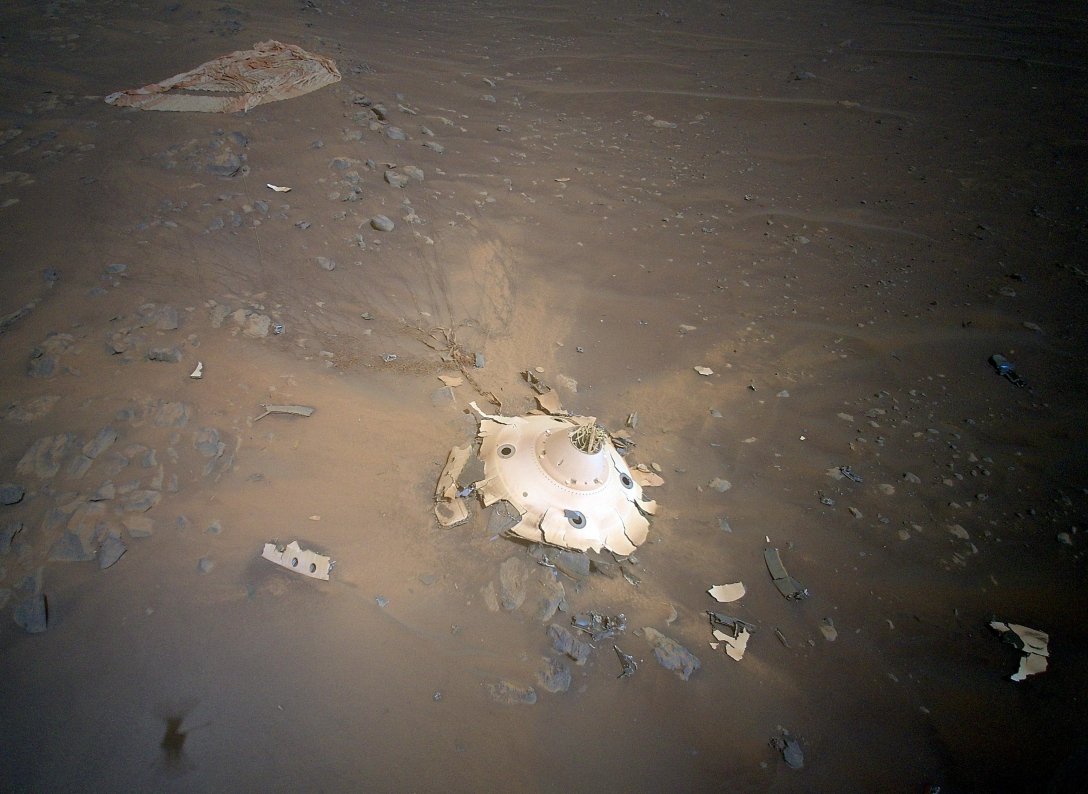 Вертолет NASA Ingenuity сфотографировал на Марсе обломки космического корабля