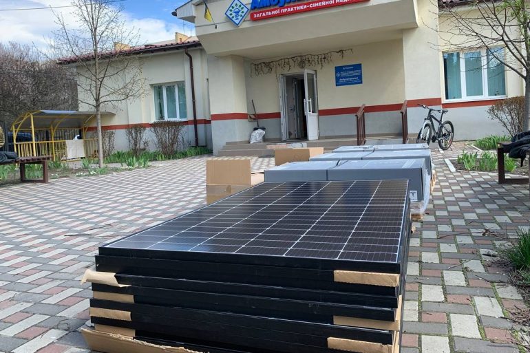 В Ирпенские амбулатории доставили солнечные батареи и аккумуляторы Tesla от Илона Моска