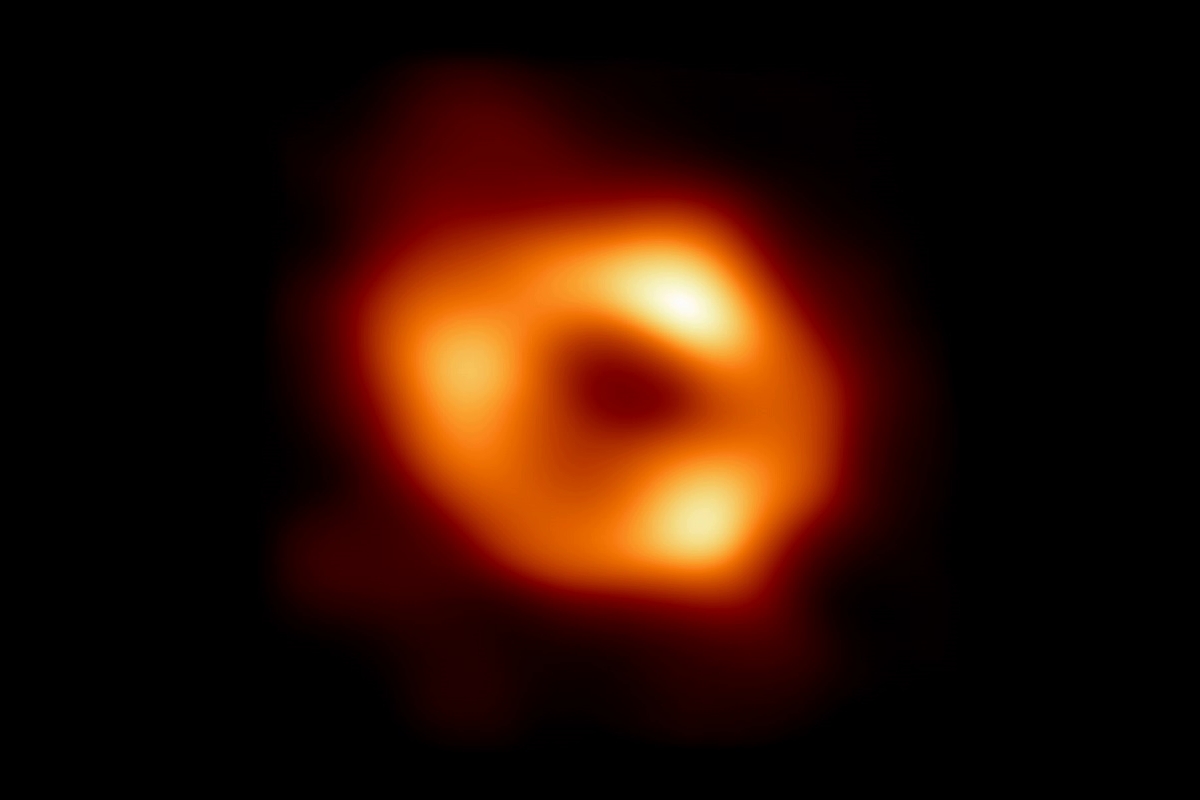 Вчені опублікували перший знімок Чорної діри у центрі нашої Галактики