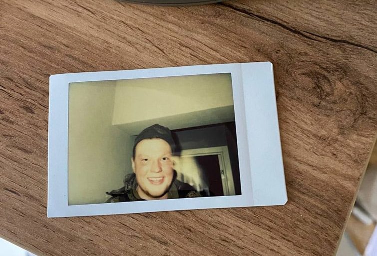 Штучний інтелект ідентифікував окупанта за селфі на Polaroid в Ірпені