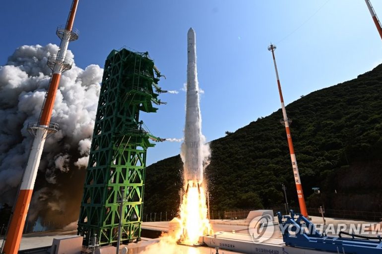 Південна Корея успішно запустила першу ракету-носій власного виробництва