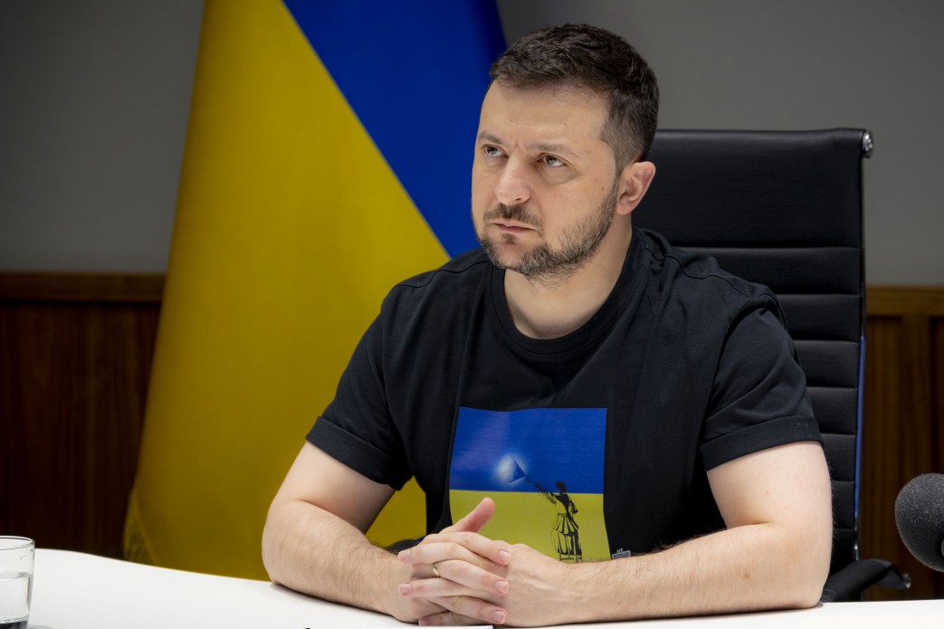 Владимир Зеленский выступил на международном саммите в футболке с изображением проукраинского NFT-токена