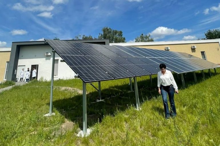 В амбулатории Бородянки установили солнечные станции Tesla Powerwall, переданные Илоном Маском